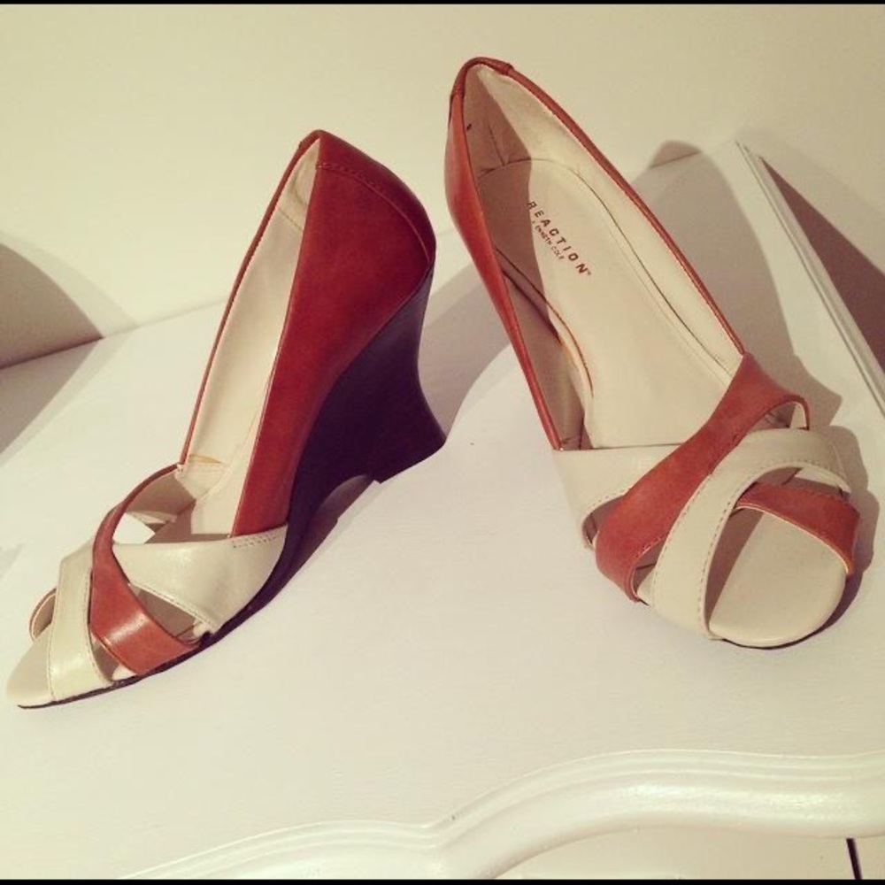 NEW! Kenneth Cole REACTION wedge peep-toe shoes. (Size 7.5)